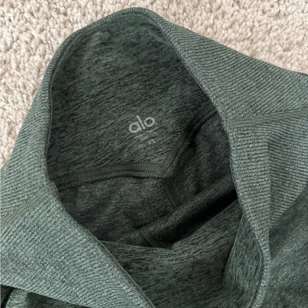 ALO Yoga Women's softsculpt green heather Shorts - Picture 3 of 3